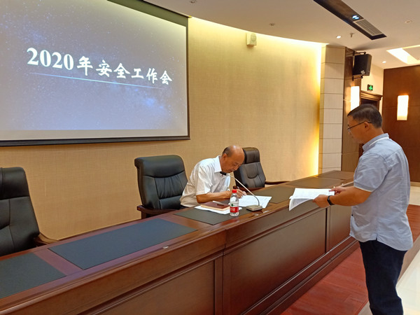 圖為 副校長(zhǎng)王寶令與保衛(wèi)處處長(zhǎng)李國(guó)輝簽署安全目標(biāo)管理責(zé)任書(shū).jpg