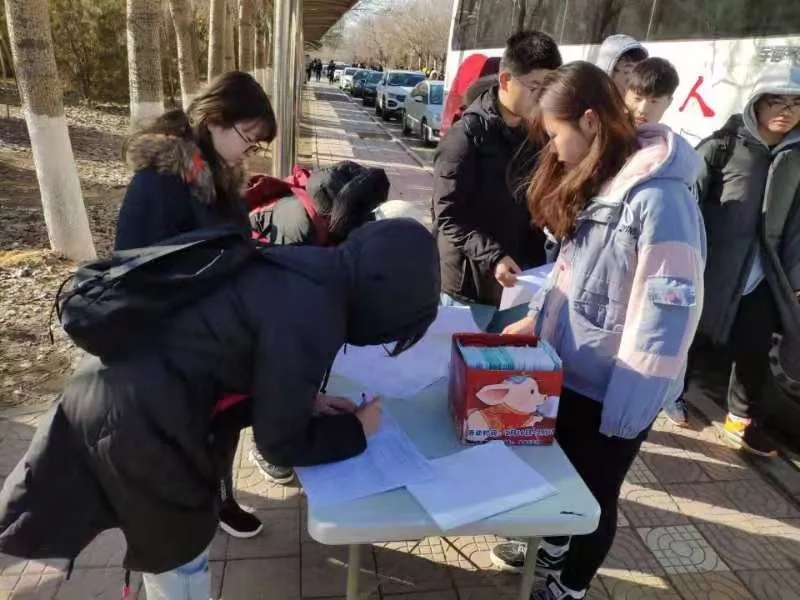 信息科學與工程學院舉辦“奉獻愛心,，傳遞溫暖”獻血車進校園活動（1）.jpg