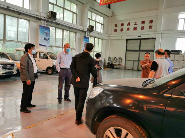 1圖為 檢查汽車學(xué)院實(shí)習(xí)車間.jpg