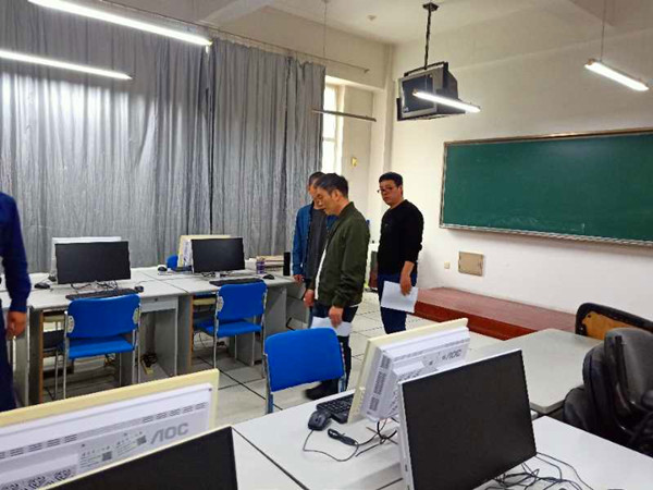 2圖為 檢查信息樓實(shí)驗(yàn)室.jpg
